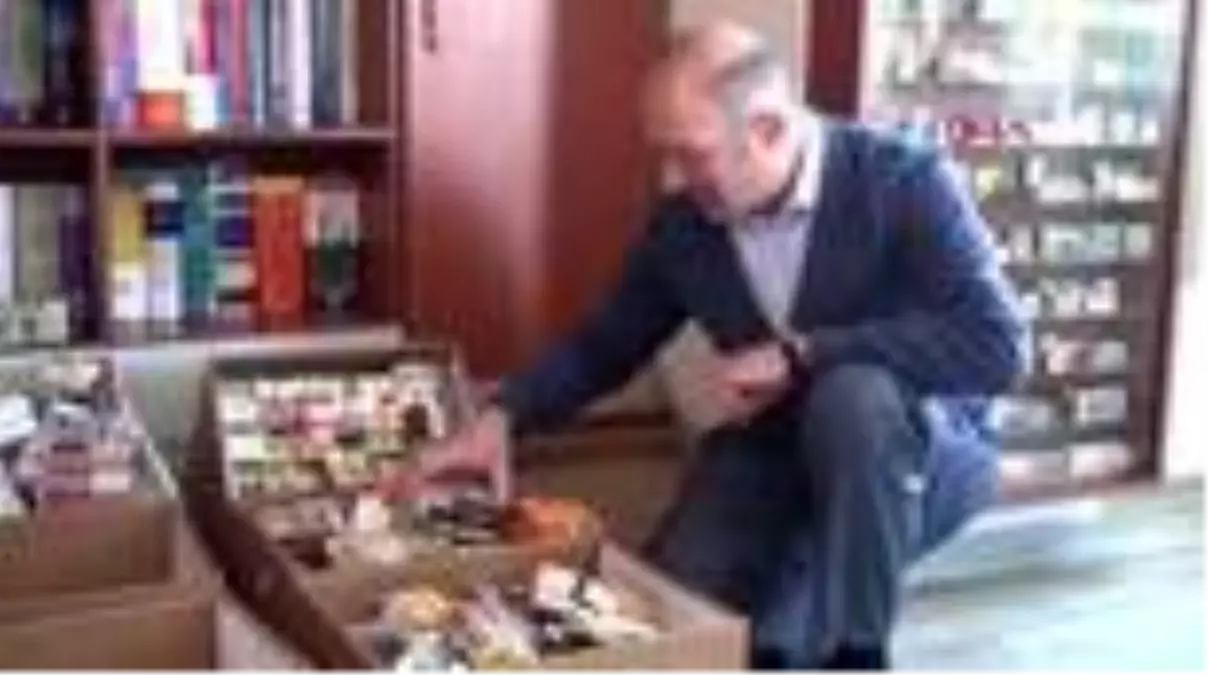 45 yıldır biriktirdiği kibrit kutusu koleksiyonunu özel vitrinde sergiliyor