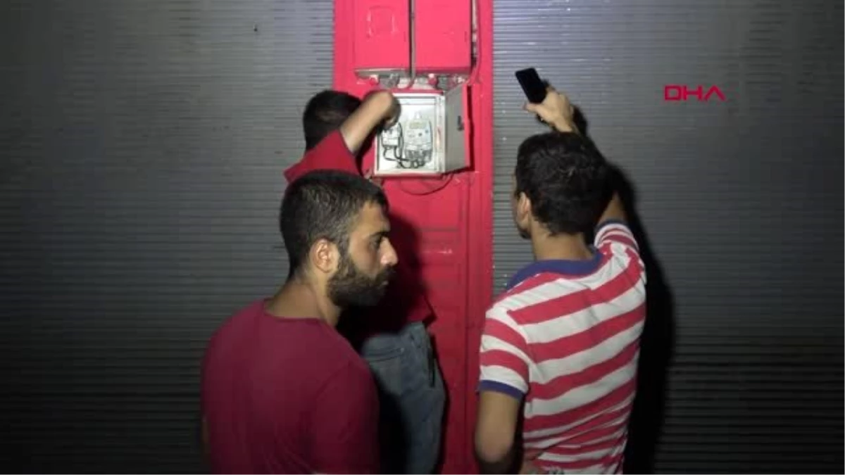 Adana -Elektrik kesilince işyerinde 6 saat mahsur kalan 4 kişiyi, mahalleli kurtardı