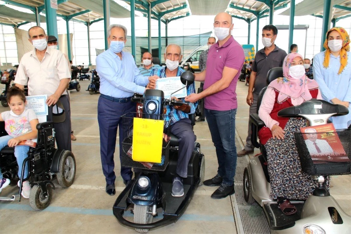 Akşehir Belediyesinden engellilere akülü araba