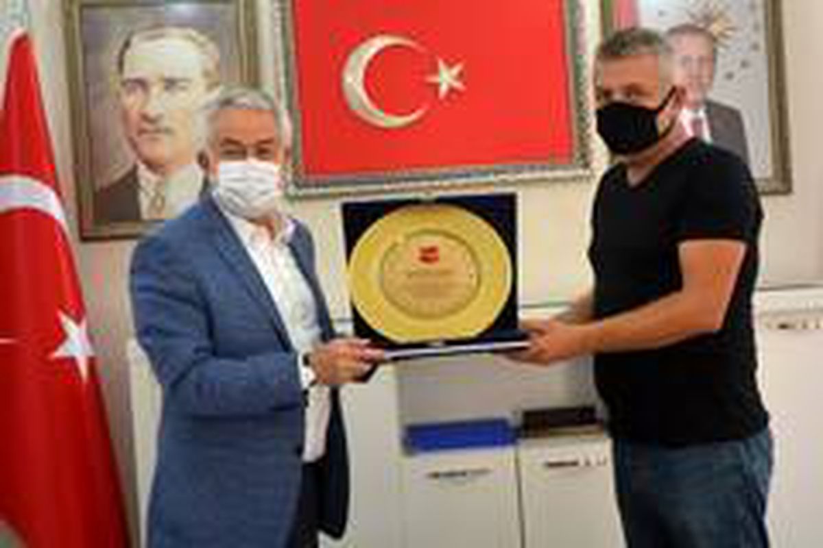 Emrespor\'dan Belediye Başkanı Başdeğirmen\'e teşekkür plaketi