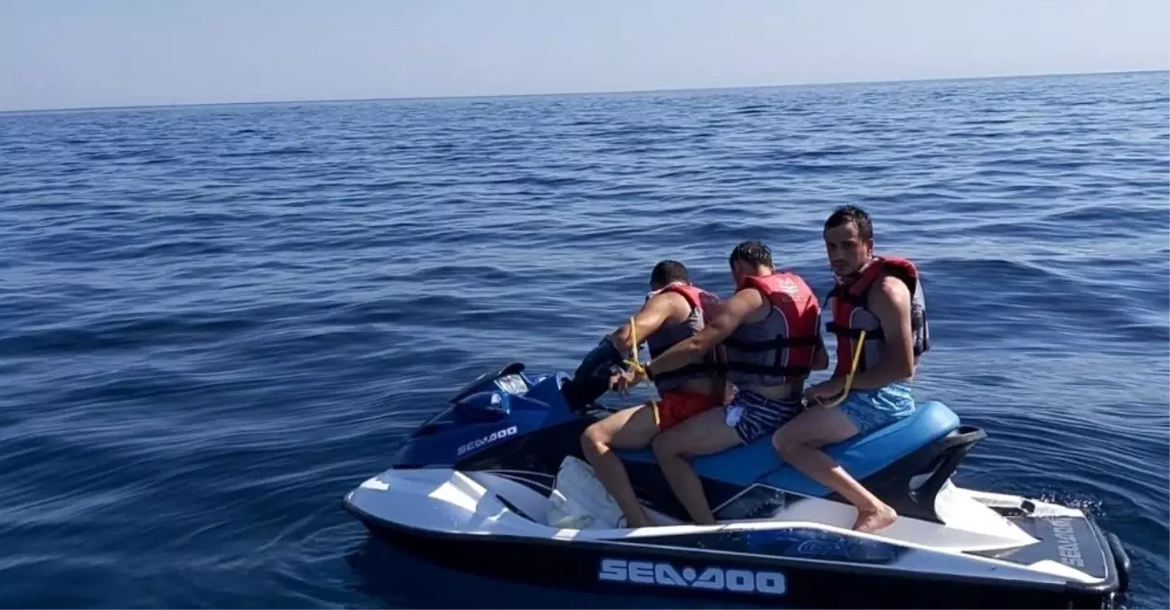 Jet ski ile Yunanistan\'a kaçmaya çalışan FETÖ\'cüler, Türk Sahil Güvenlik ekiplerinin kendilerini kurtarmasını beklediler