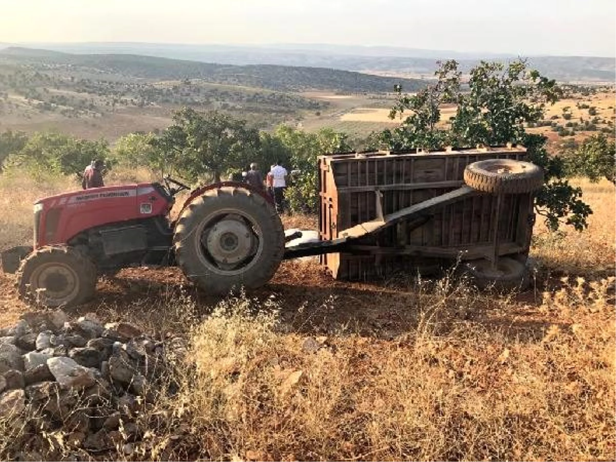 Fıstık bahçesinde traktör römorku devrildi: 4 yaralı