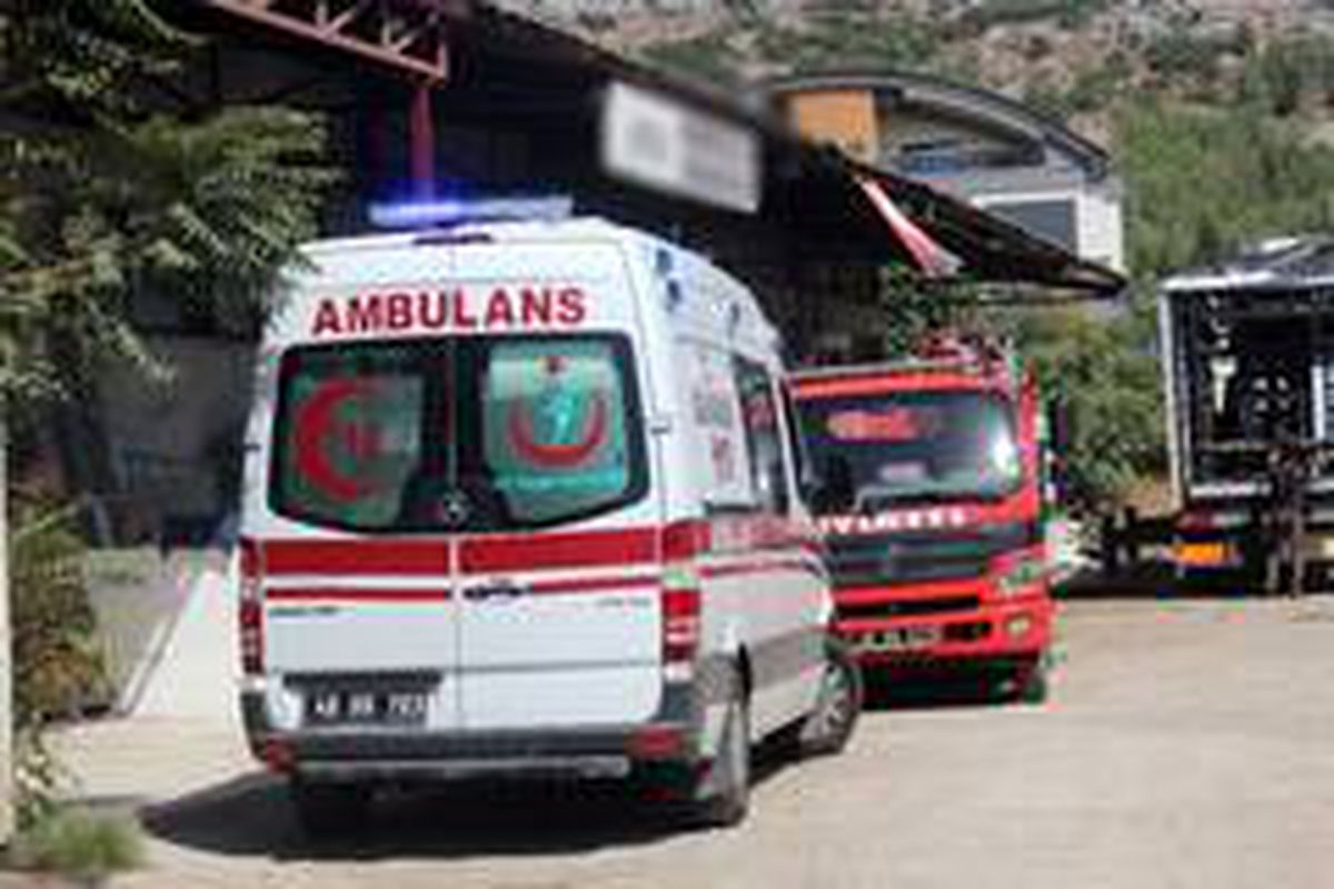 İş yerinde çıkan araç yangınını çalışanlar söndürdü