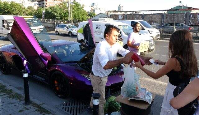 Lüks otomobilde karpuz satan sürücüye ceza yağdı