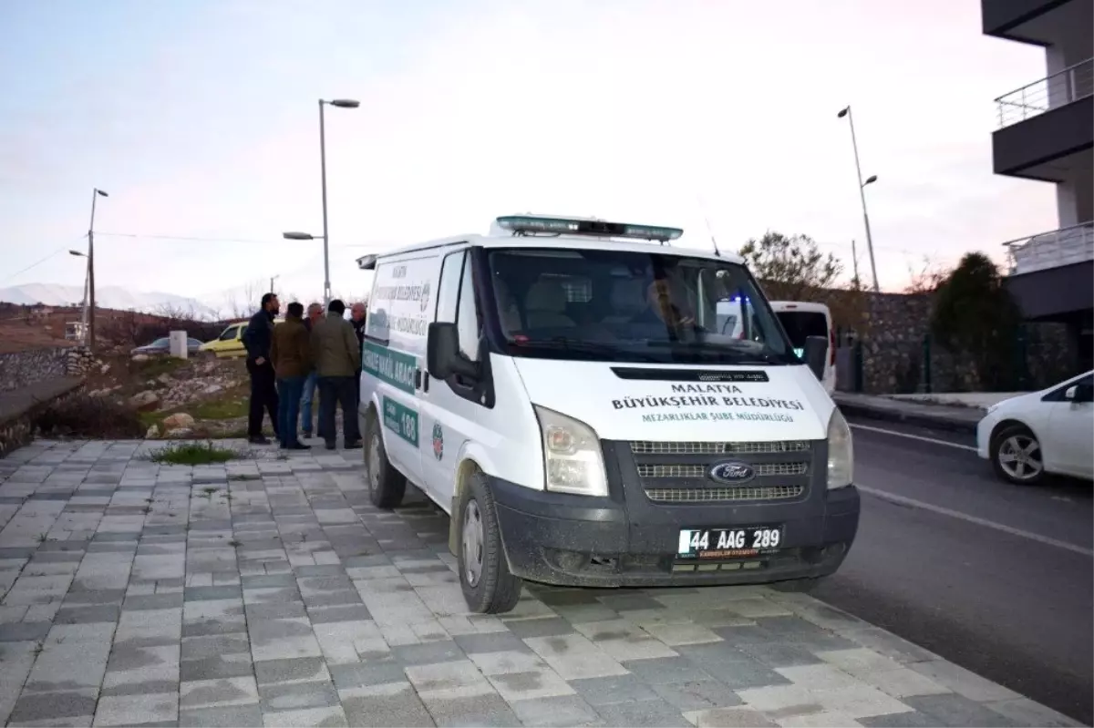 Akrabalarına yardım için gittiği marangoz atölyesinde hızarın üzerine düşen genç feci şekilde öldü