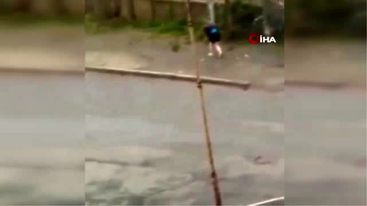 Maysak tayfunu Rusya\'yı vurduBinadan kopan plakalar yolda yürüyen kadına isabet etti