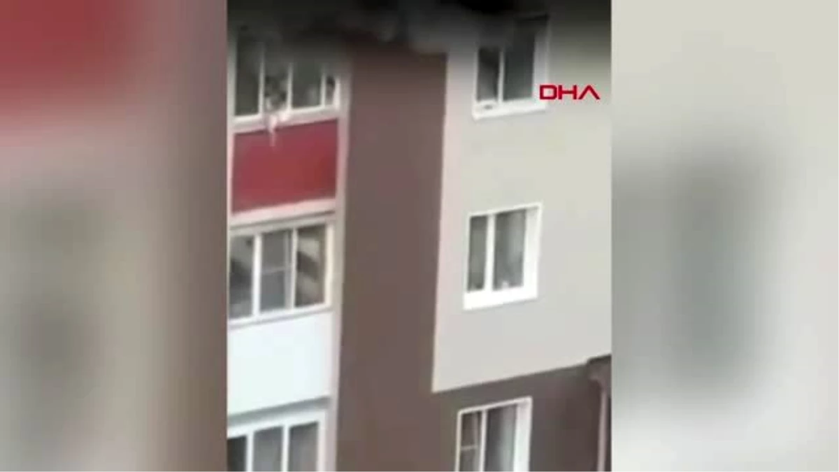 Rusya\'da apartmanda yangın; camdan atılan çocuklar böyle kurtarıldı