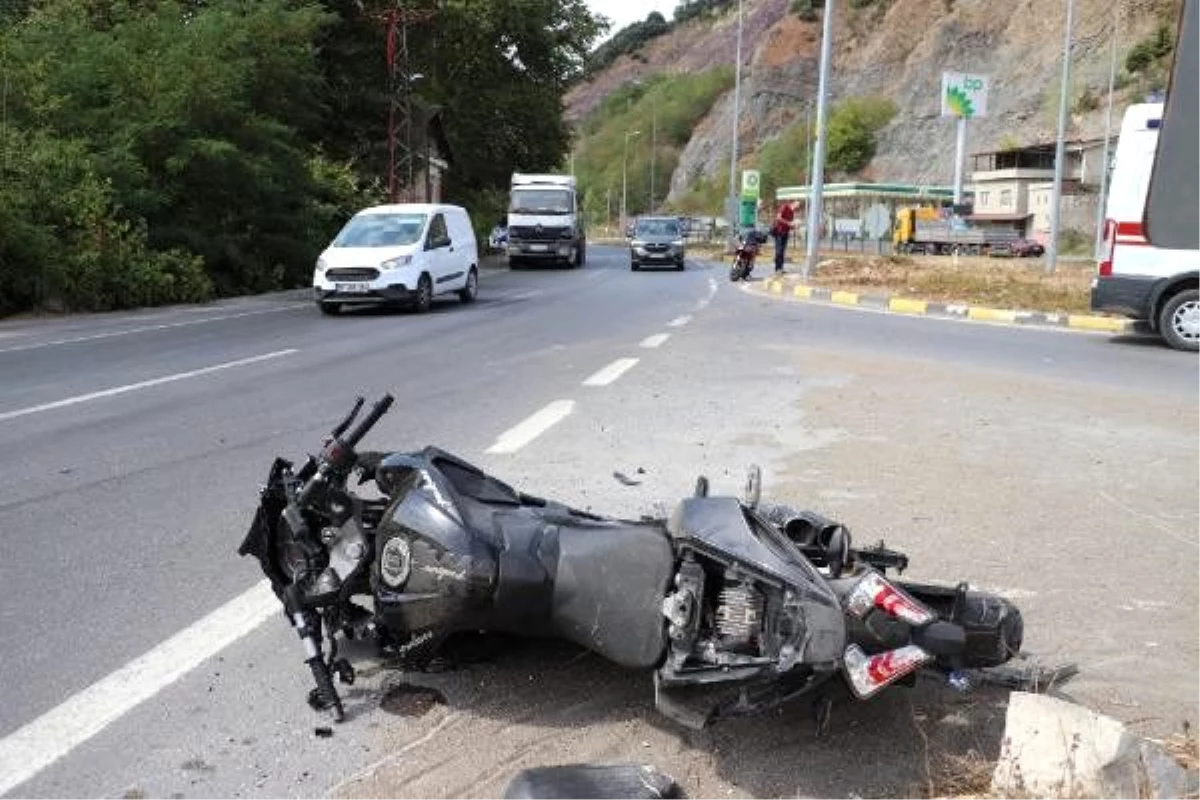 Zonguldak\'ta motosiklet refüje çarptı: 2 yaralı