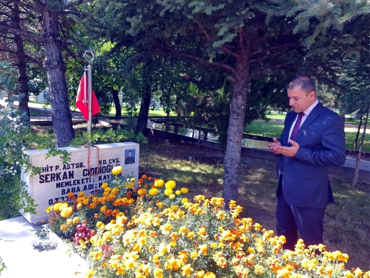 Ali Çelik, ilk ziyaretini Kayseri\'nin ilk ülkücü şehidi Mustafa Maraşlıoğlu\'nun kabrine...