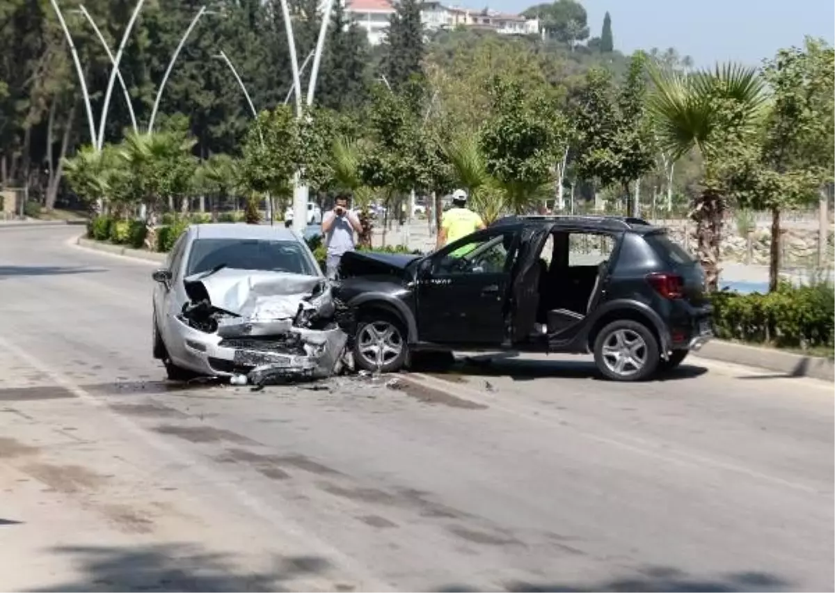 Çarpışmanın şiddetiyle otomobilin bagajından fırladılar