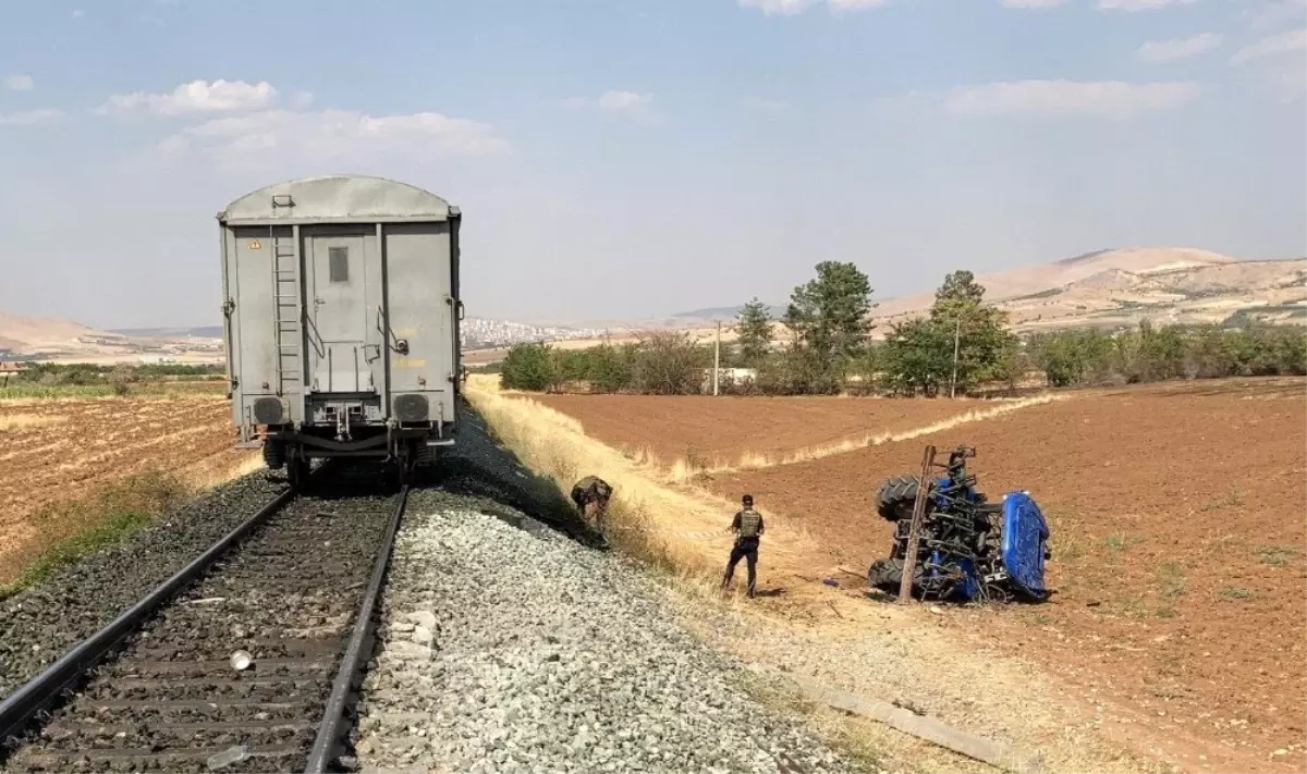 Son dakika... Elazığ\'da trenin çarptığı traktörün sürücüsü hayatını kaybetti