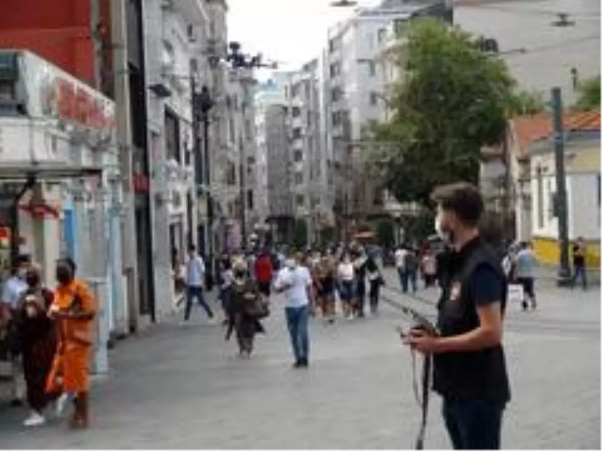 İstiklal Caddesi\'nde drone\'lu korona virüs uyarısı