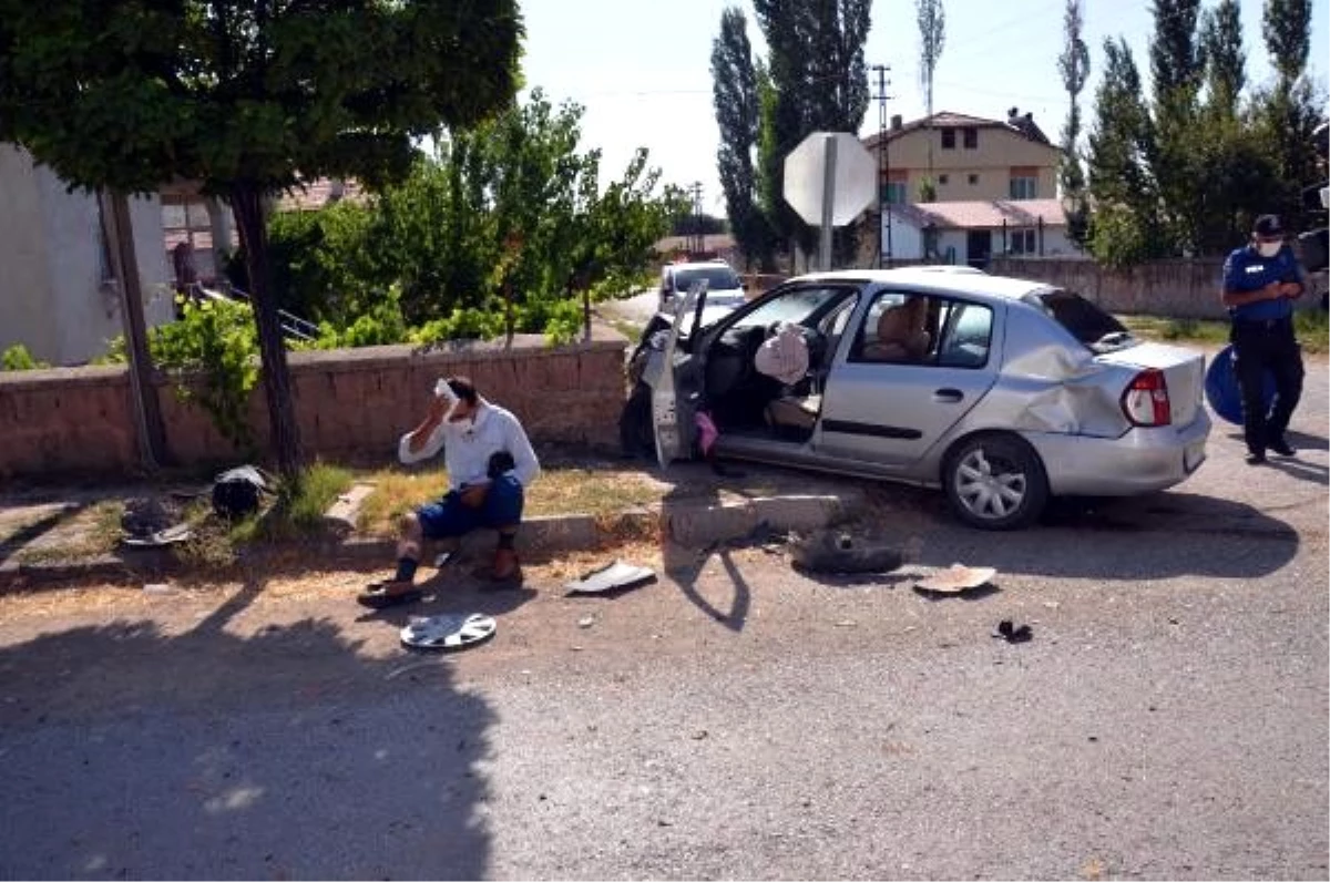 Kayseri\'de hafif ticari araç ile otomobil çarpıştı: 5 yaralı