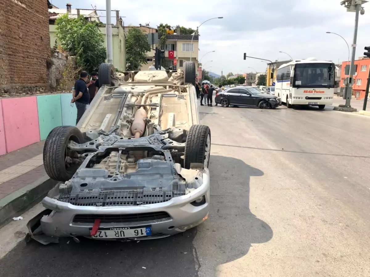 Kaza yapan oğlunun yanına giderken aracıyla takla attı