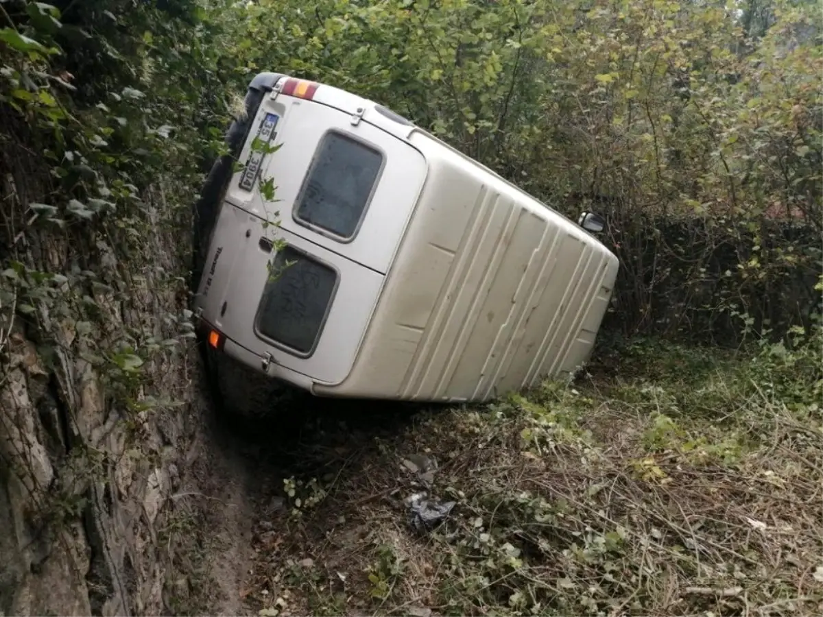 Minibüs şarampole uçtu: 1 yaralı