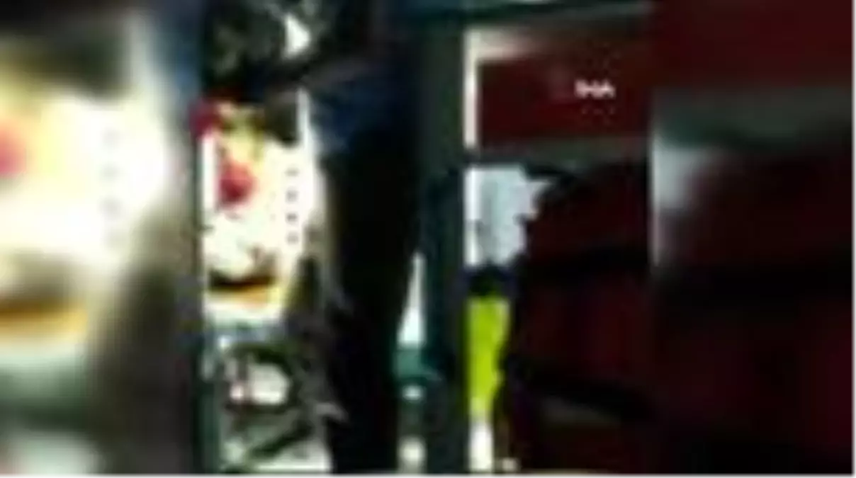 Otomobiller kafa kafaya çarpıştı: 1 ölü, 5 yaralı