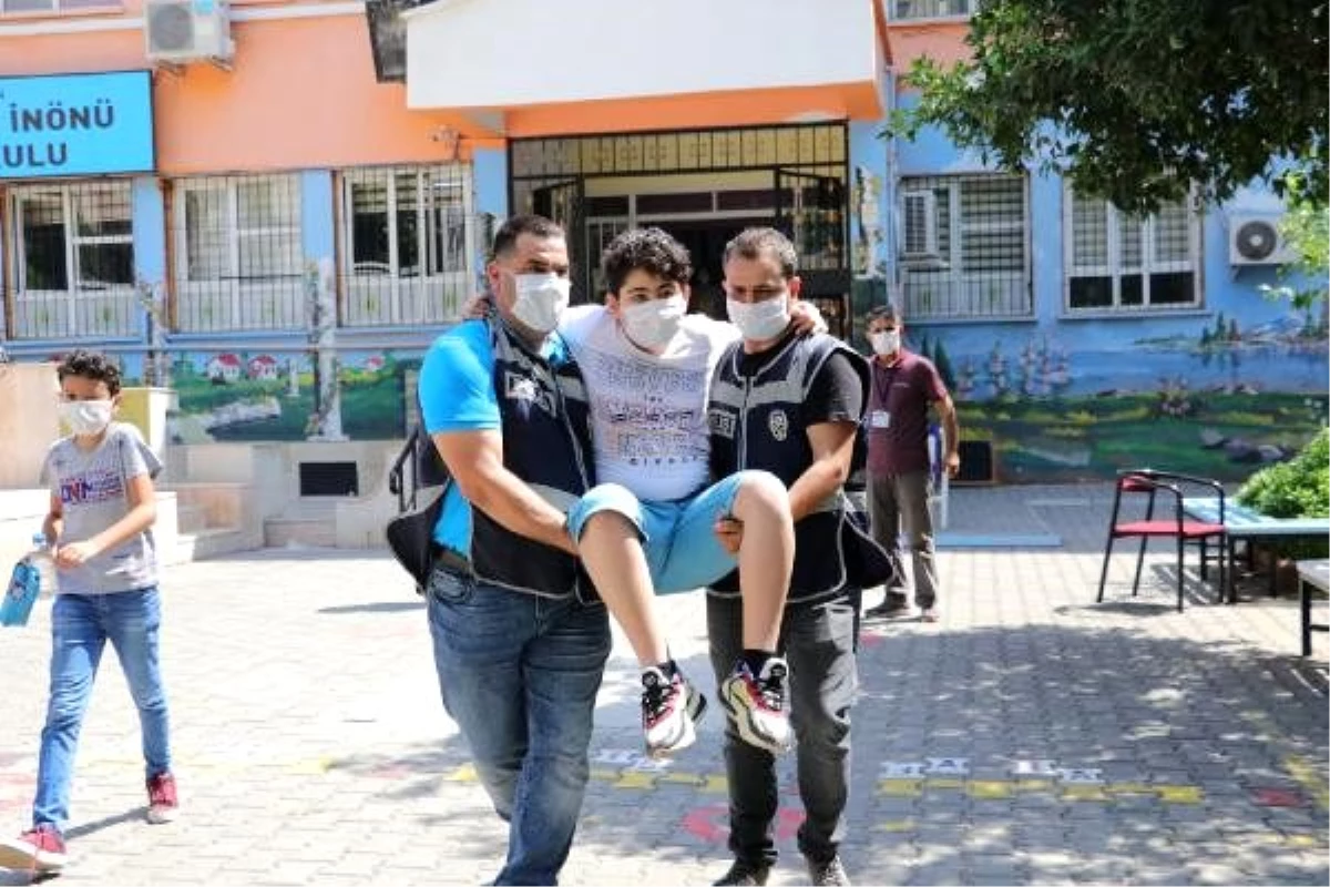 Paten sürerken ayağı kırılan öğrenciyi, polisler sınav salonuna taşıdı