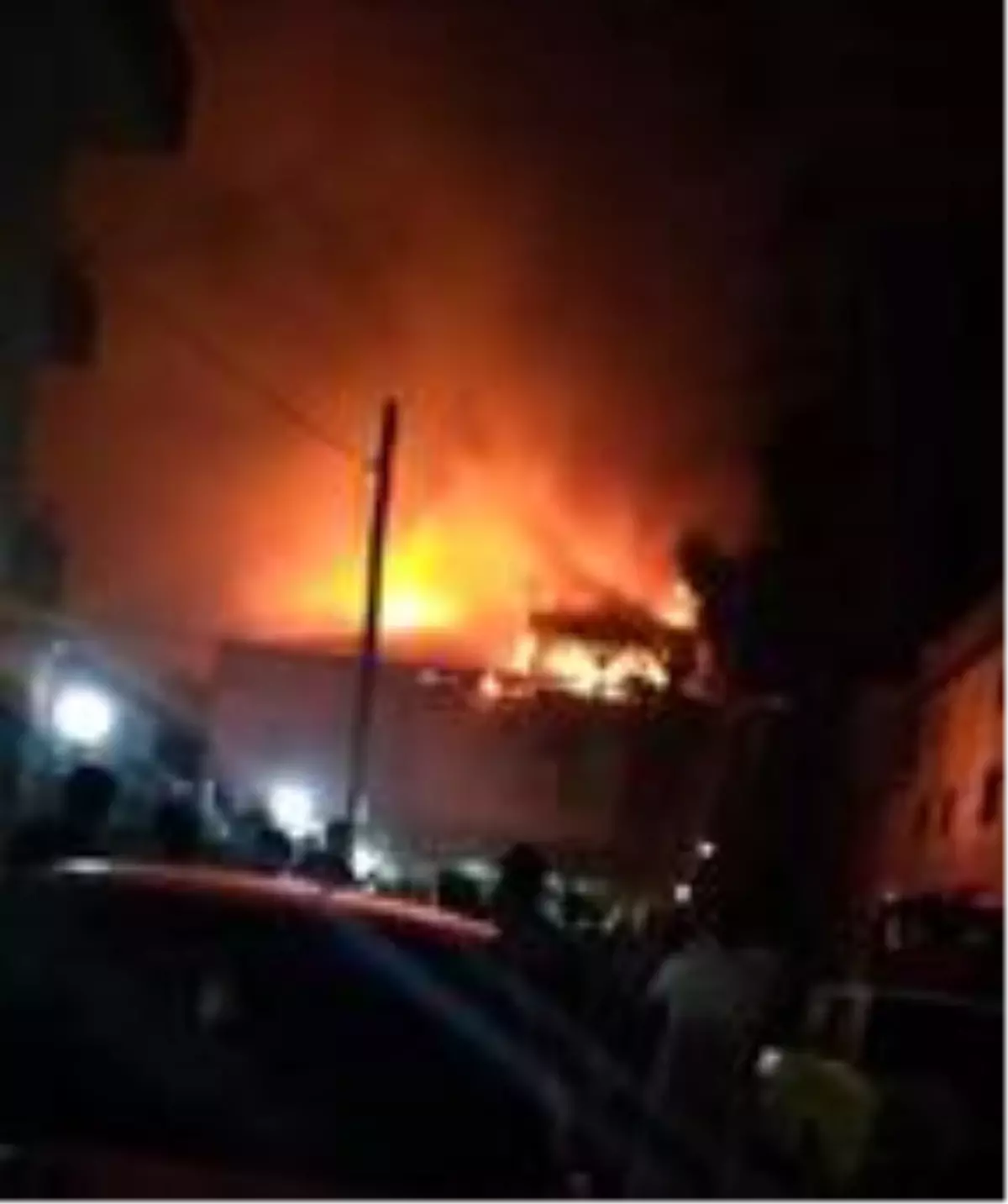 Son dakika! 3 katlı evin terasında çıkan yangın, korkuttu