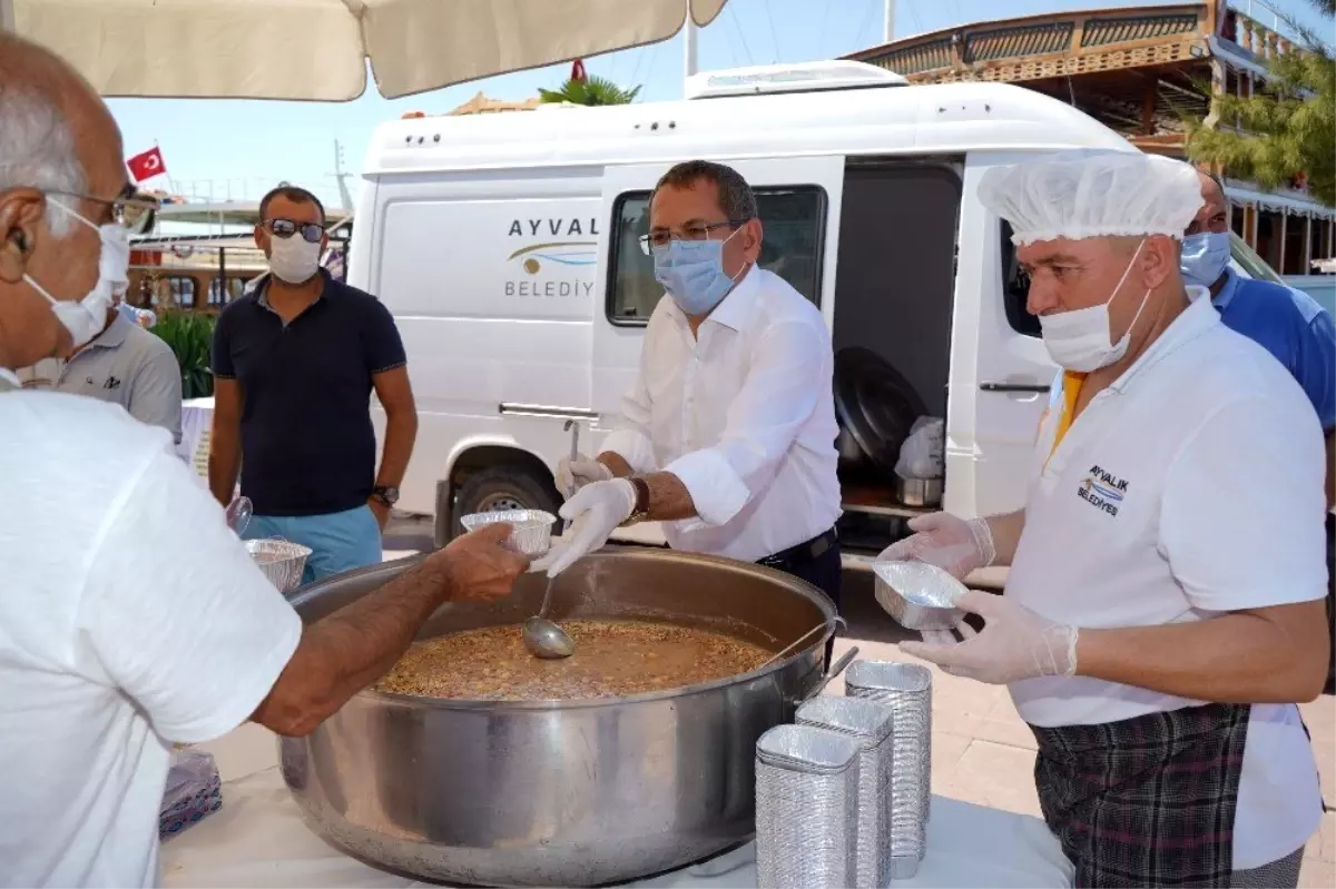 Son dakika gündem: Ayvalık\'ta Başkan Ergin\'den aşure ikramı