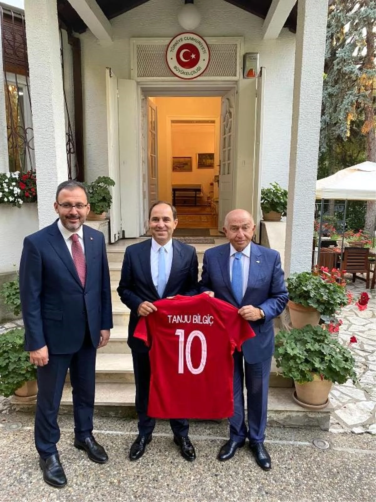 Bakan Kasapoğlu ve TFF Başkanı Özdemir\'den büyükelçi Bilgiç\'e ziyaret