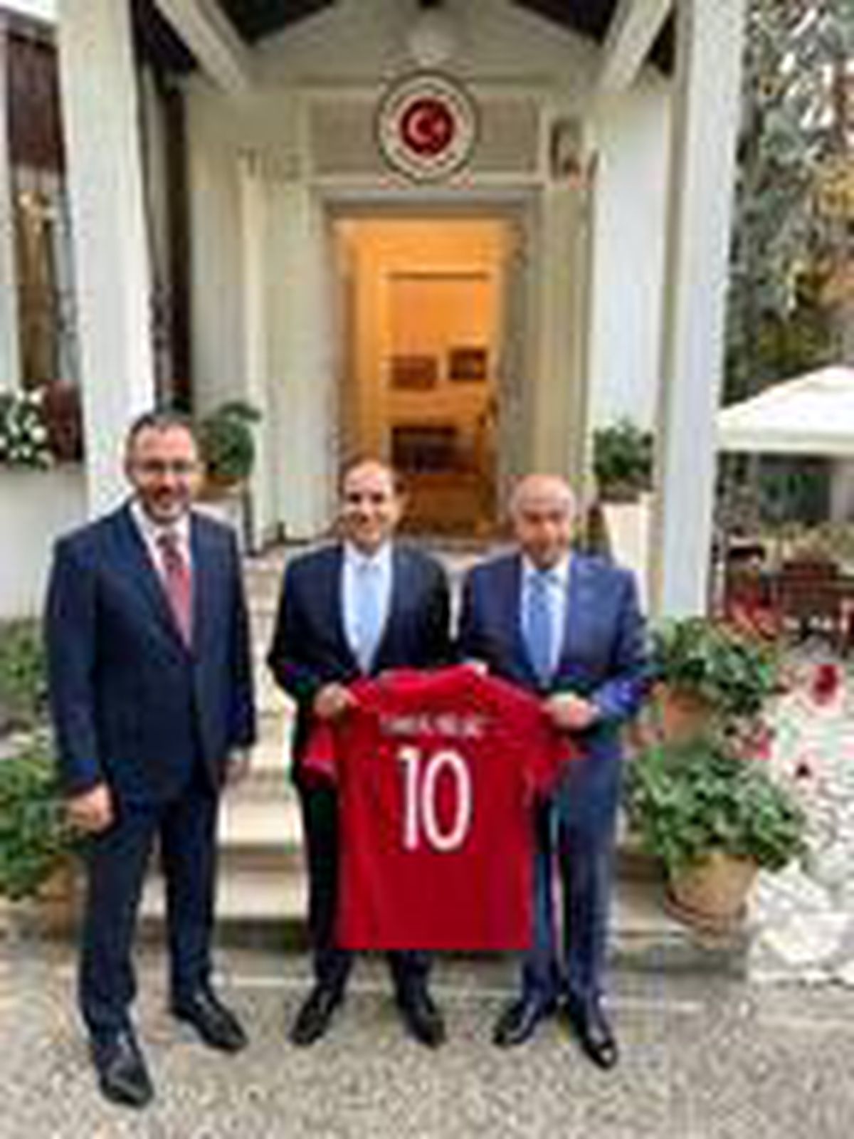 Bakan Kasapoğlu ve TFF Başkanı Özdemir\'den büyükelçi Bilgiç\'e ziyaret