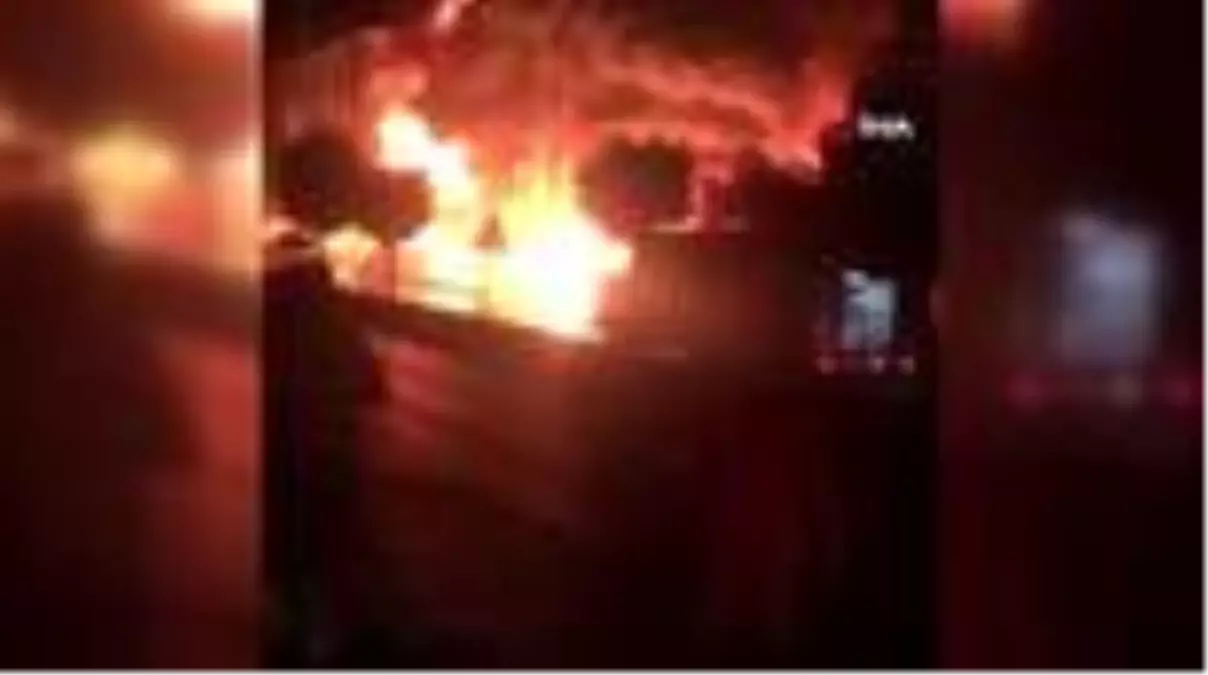 Bayındır\'da 5 katlı bir apartman alev alev yanıyor