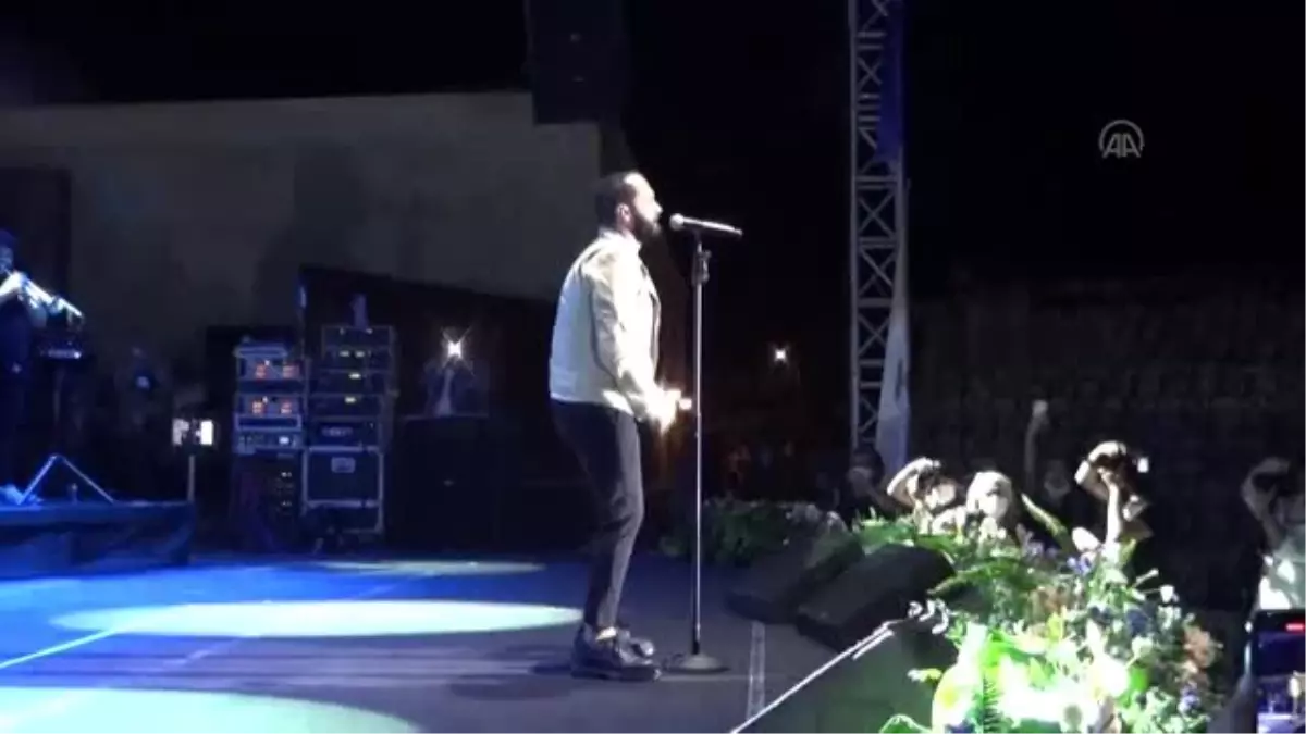 Berkay, Kuşadası\'nda konser verdi