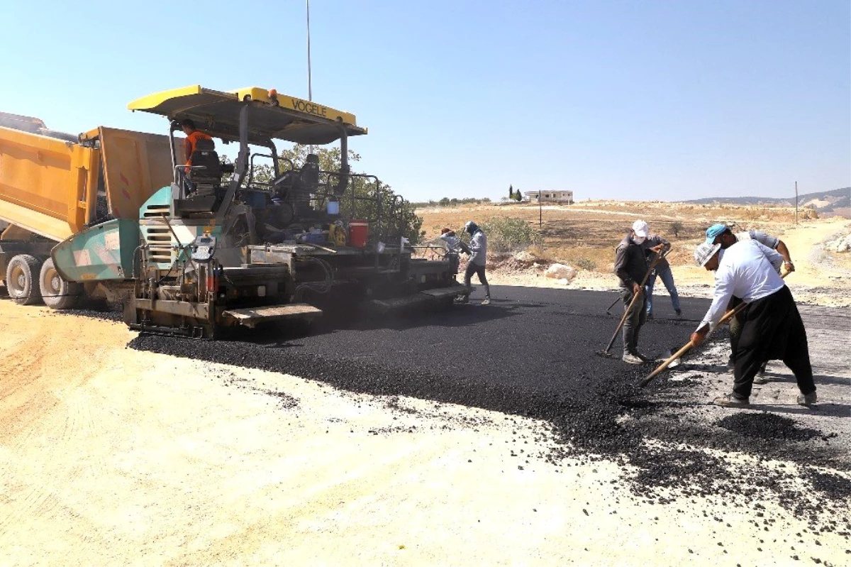 Beykent mahallesinde yeni açılan yollar asfaltlanıyor