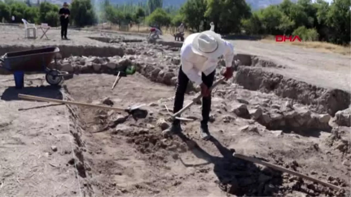 BURDUR Hacılar Büyük Höyük\'te yeni bir kapı bulundu