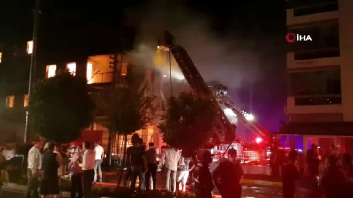 İzmir\'de yangın dehşeti: 4 katlı bina alev alev yandı, anne ve bebeği kurtarıldı