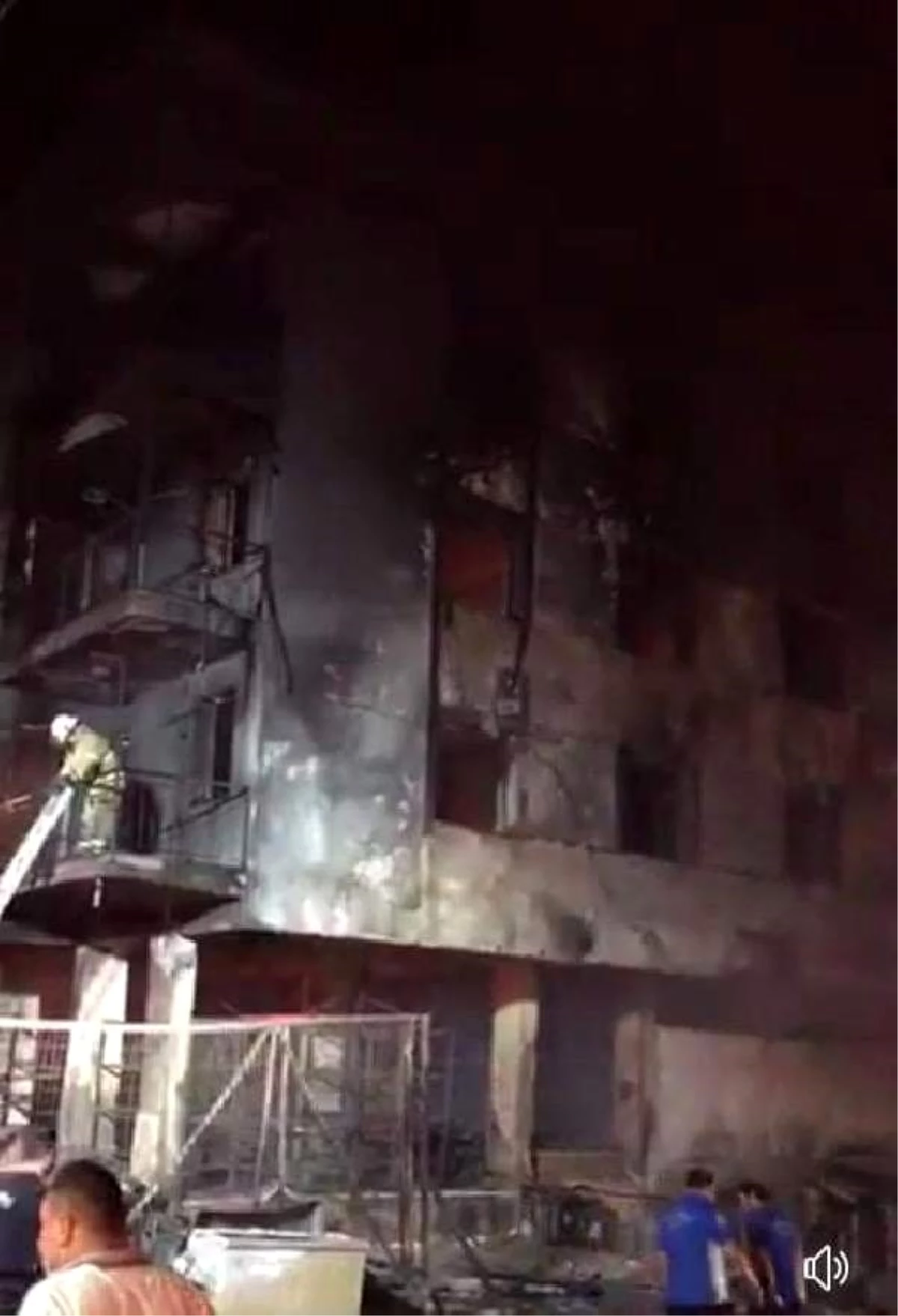 Son Dakika | İzmir\'de zemin kattaki işletmede çıkan yangında alevler 4 katlı binayı sardı (2)