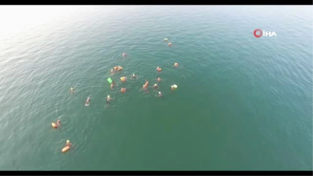 Son dakika haber... İznik Gölü\'nü karşıdan karşıya yüzerek geçtiler