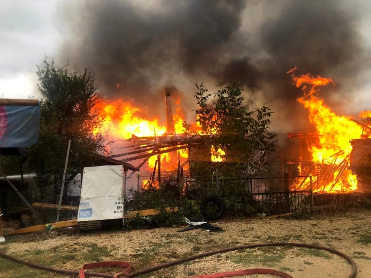 Karabük\'te köy yangınında 2 katlı ev ve ambar alevlere teslim oldu