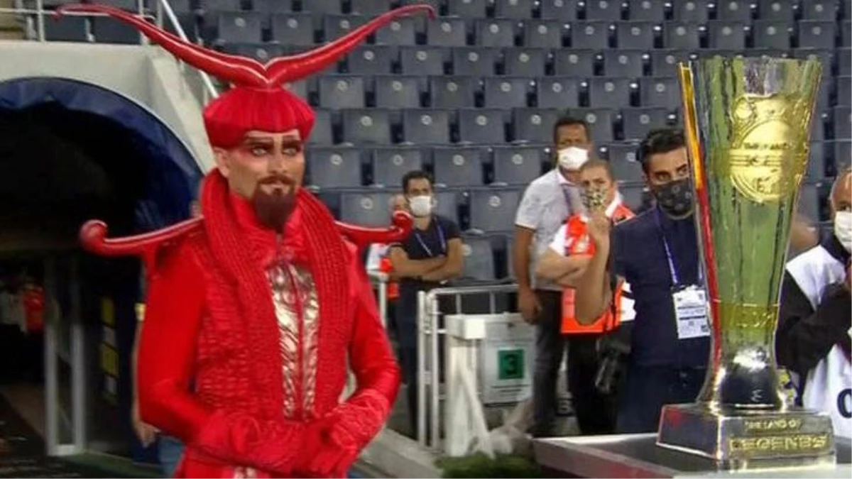 Kırmızı kostümle Fenerbahçe\'ye kupayı veren görevli, maça damga vurmayı başardı