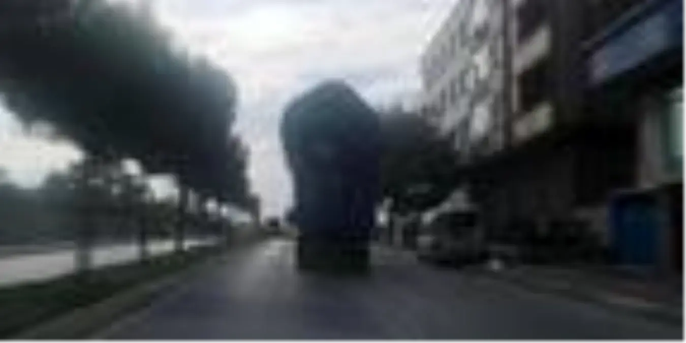 Son dakika gündem: Sultangazi\'de aşırı yüklü kamyonun tehlikeli yolculuğu kamerada