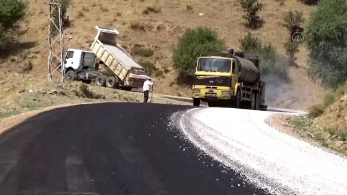 Terörden temizlenen köylerine dönen vatandaşlara yol hizmeti götürülüyor