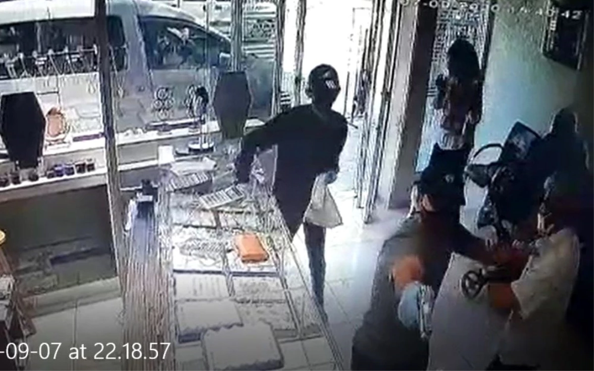Son dakika haberi | Adana\'da 29 saniyelik kuyumcu soygunu güvenlik kameralarına yansıdı