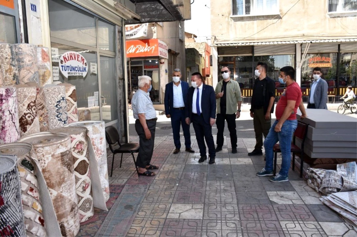 Başkan Beyoğlu servis aracının yakıldığı bölgede vatandaşları ziyaret etti