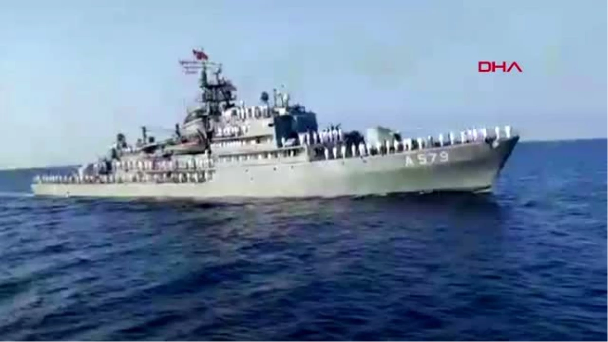 Doğu Akdeniz\'deki Türk savaş gemileri Kıbrıs Türkü\'nü selamladı