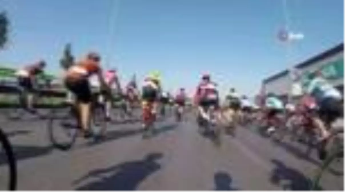 Son dakika haberi... Dünyaca ünlü yarışta bisikletçilerin kazası kameraya böyle yansıdı