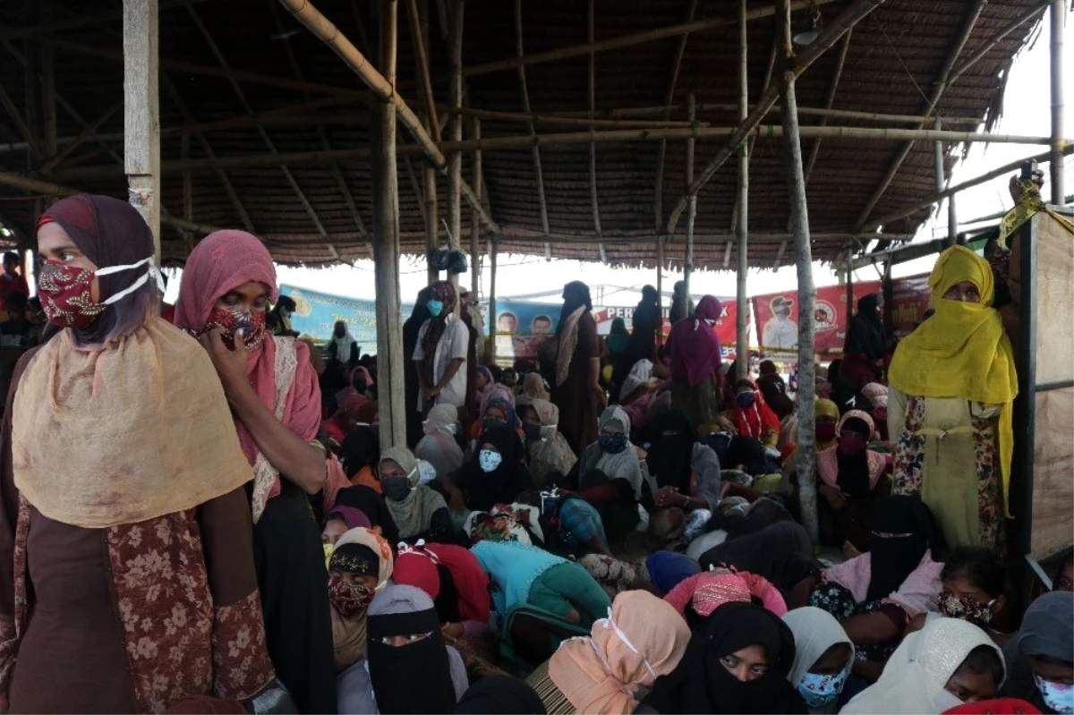 Endonezya açıklarında aylarca sürüklenen yaklaşık 300 Rohingya Müslümanı karaya ulaştı
