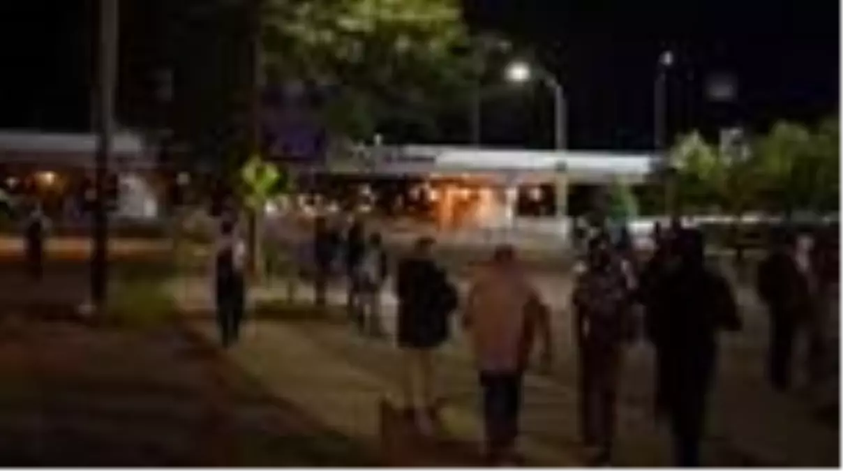 Göstericilerin arasında kalan polisleri bıçakla kovaladılar - ROCHESTER