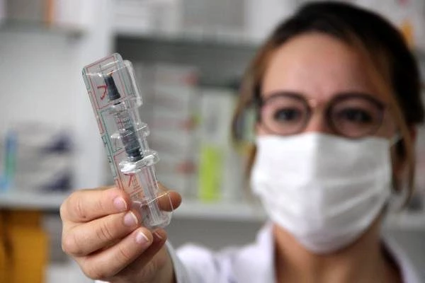 Koronavirüs vakalarının artmasıyla grip ve zatürre aşılarına talep patladı