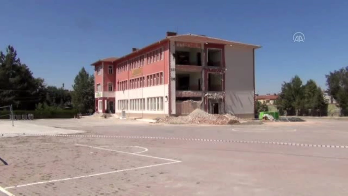 Güçlendirme çalışması yapılan okulun duvarı çöktü: 1 ölü
