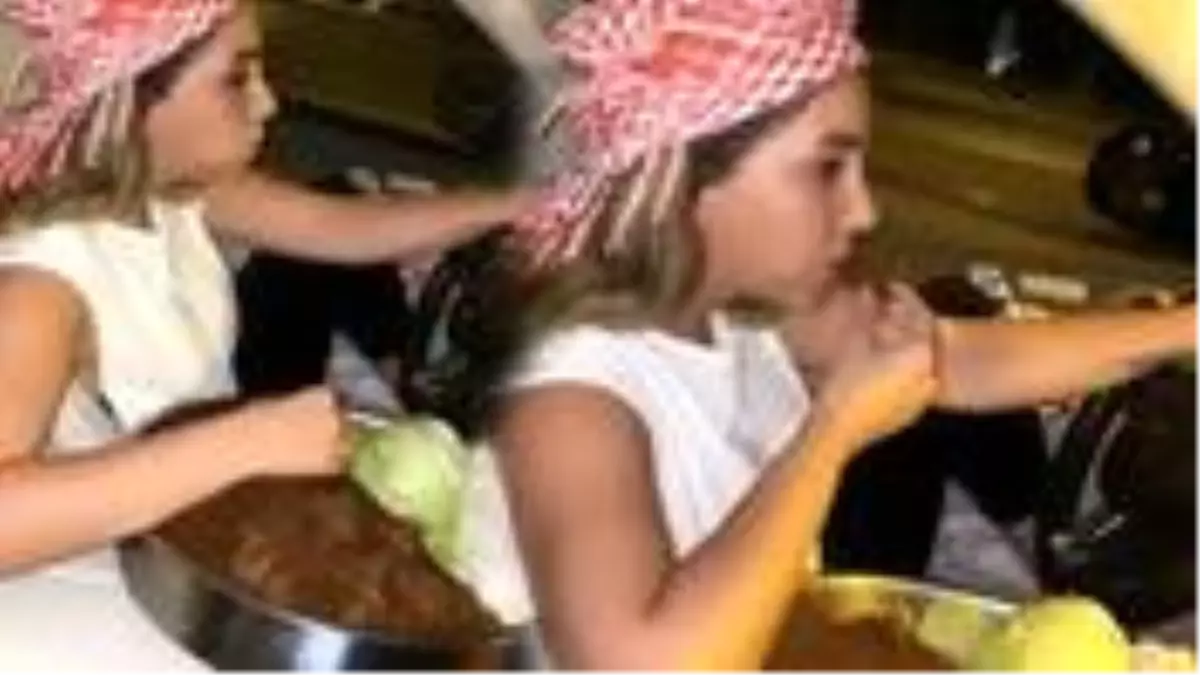 "Çiğ köfteli" kadın trafik magandası kamerada! O anları kaydettirip sosyal medyadan paylaştı