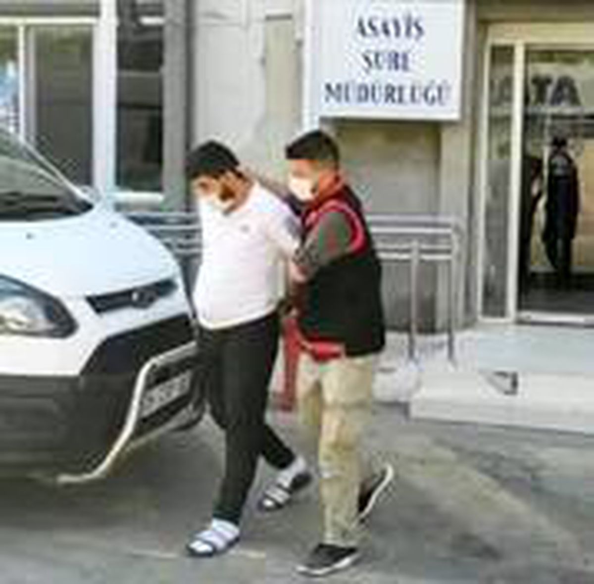 İzmir\'deki cinayetle ilgili 2 şüpheli tutuklandı