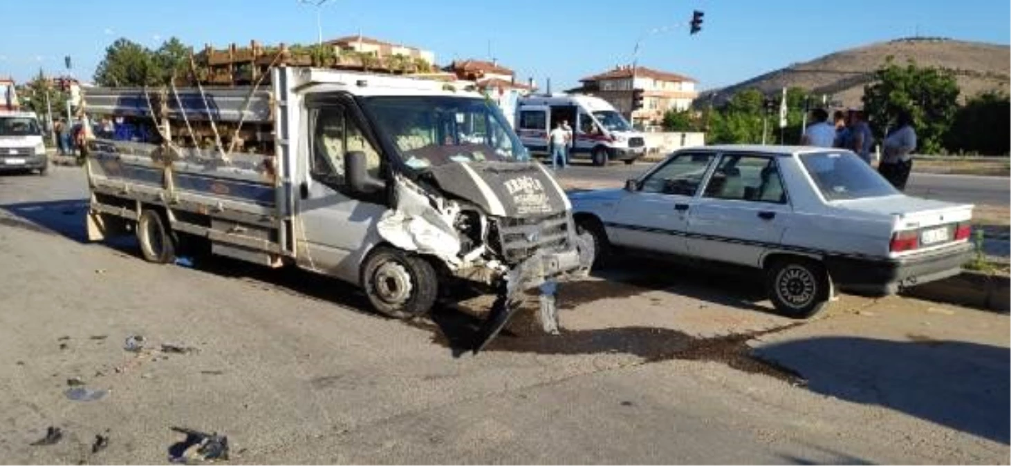 Kırmızı ışıkta geçen kamyonet, 5 araca çarptı: 4 yaralı