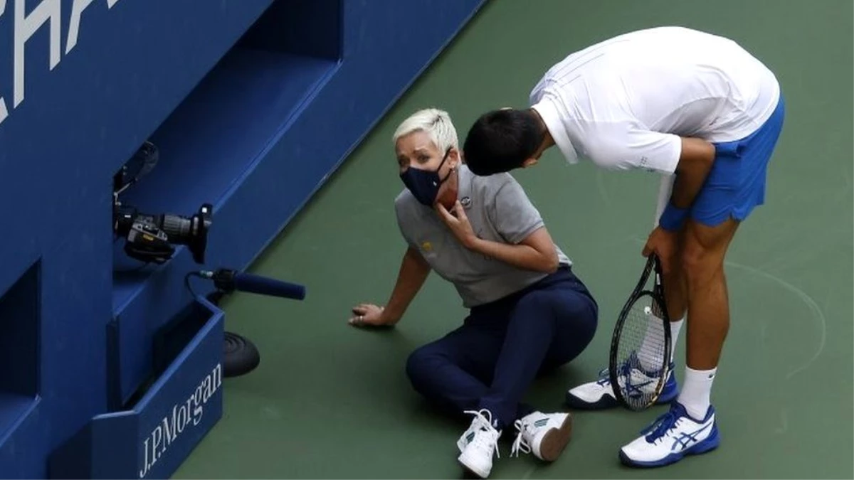 Novak Djokovic, vurduğu topun hakeme isabet etmesi üzerine ABD Açık\'tan diskalifiye edildi