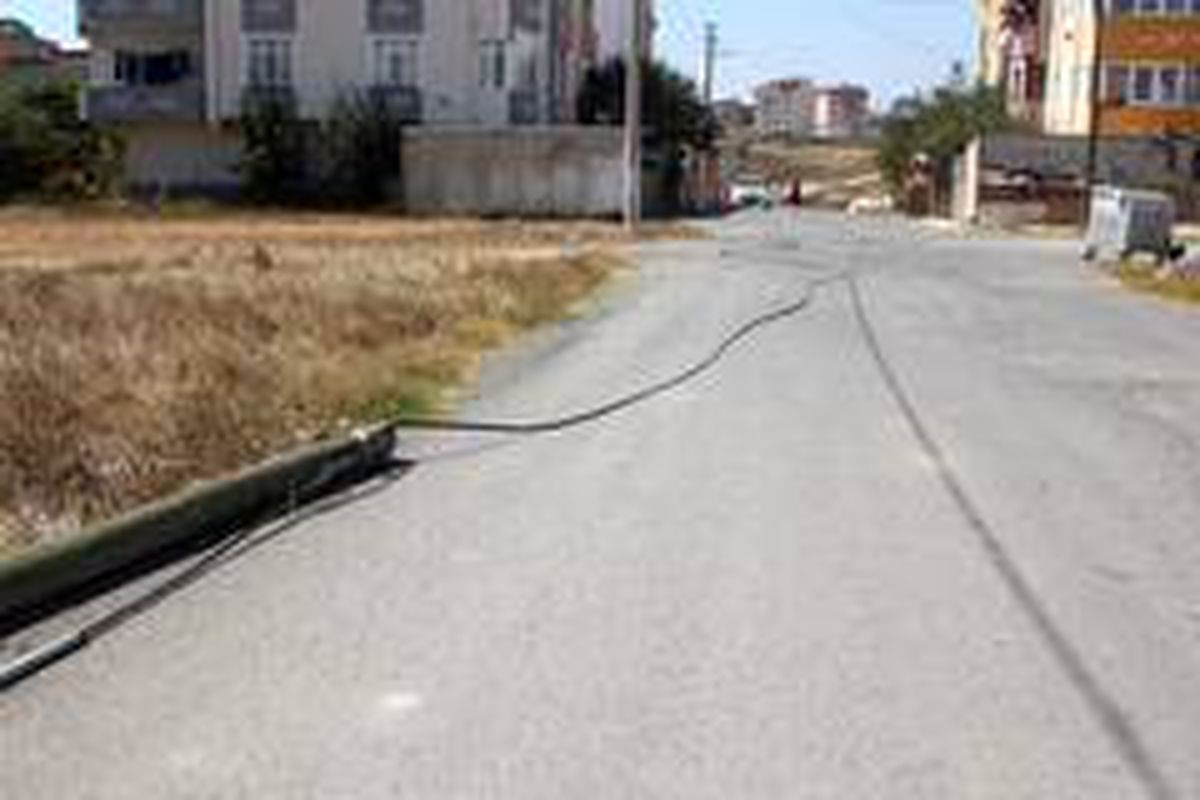 Beton mikseri telefon direğini yıktı