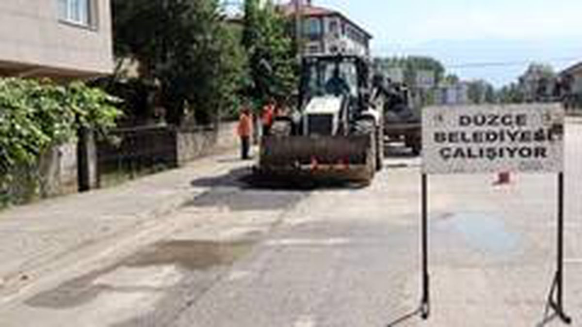 Düzce\'de bozuk yollar onarılmaya devam ediyor